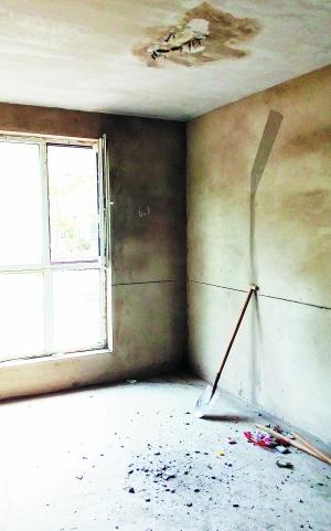 棚頂露出個(gè)洞,水泥掉滿地