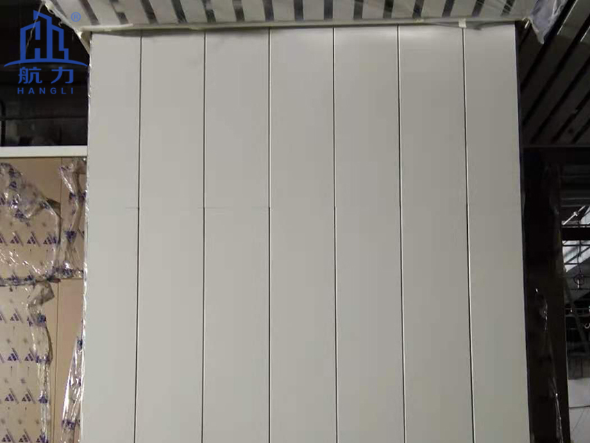 航力銑槽板的應(yīng)用-雄安新區(qū)高鐵站，纖維水泥板施工案例，硅酸鈣板天花板解決方案，穿孔吸音板安裝貼圖