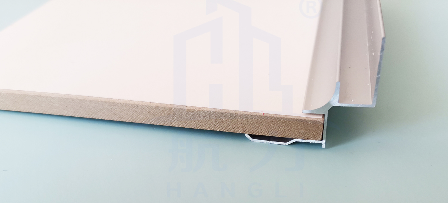 裝飾纖維水泥板。是以硅質、鈣質材料為主原料，加入多種方法養護而成的一種新型建筑材料。導電系數低，是理想的絕緣材料、防火防水、隔熱隔音、質輕高強、施工簡易、經濟美觀、安全無害、、耐酸堿、壽命長