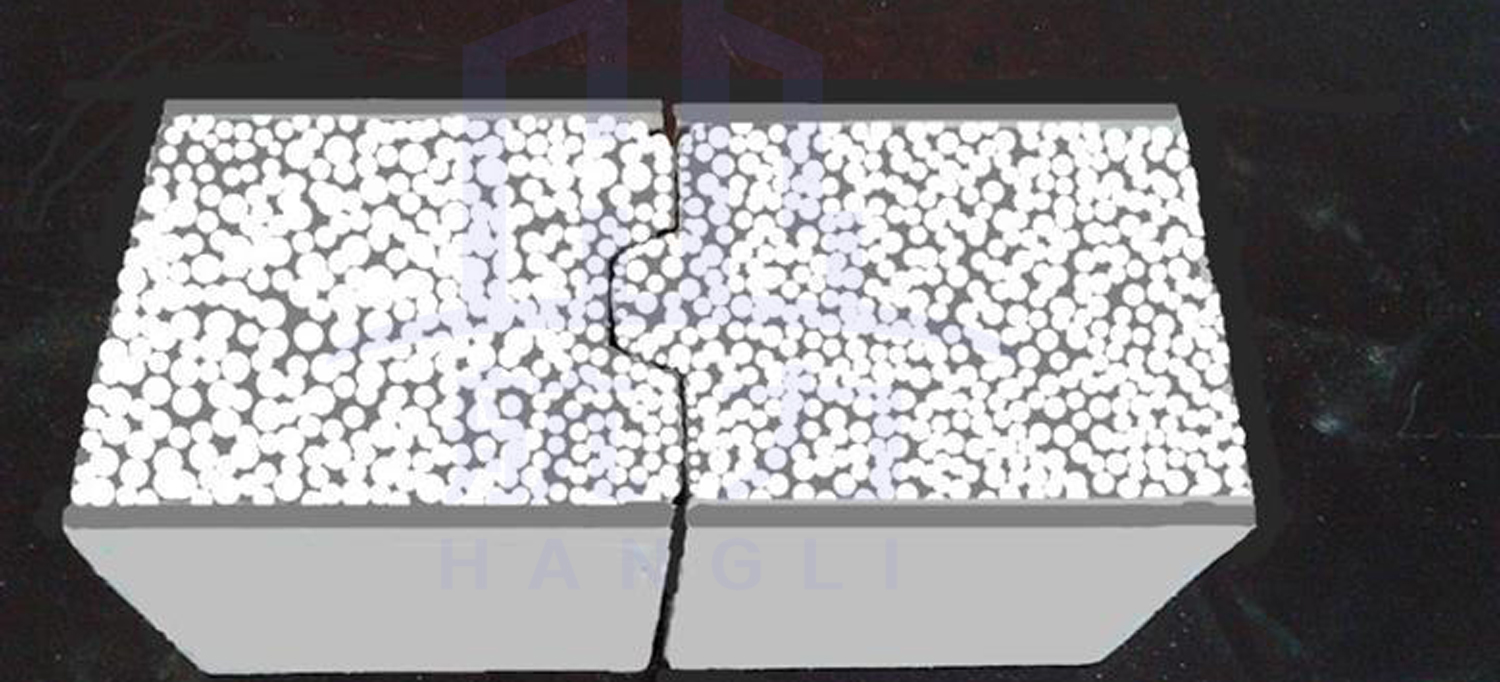 輕質(zhì)復(fù)合節(jié)能墻板在1000℃高溫下耐火極限超過(guò)4小時(shí)，而且不散發(fā)有毒有害氣體，不燃性能達(dá)到國(guó)家A級(jí)標(biāo)準(zhǔn)。